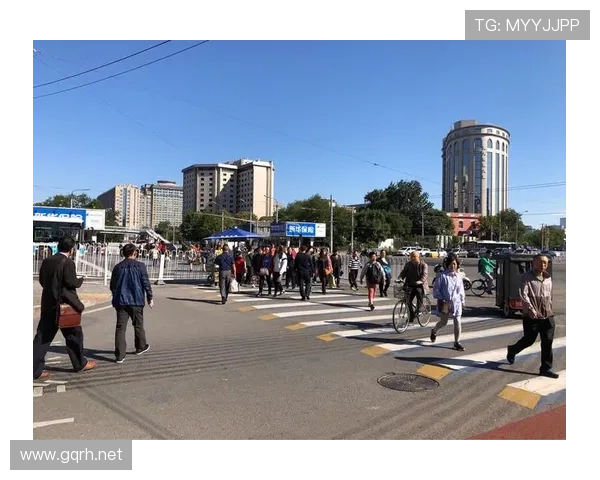 周冠宇家的冰箱里塞满了能量胶，连饮料都按秒表时间排好