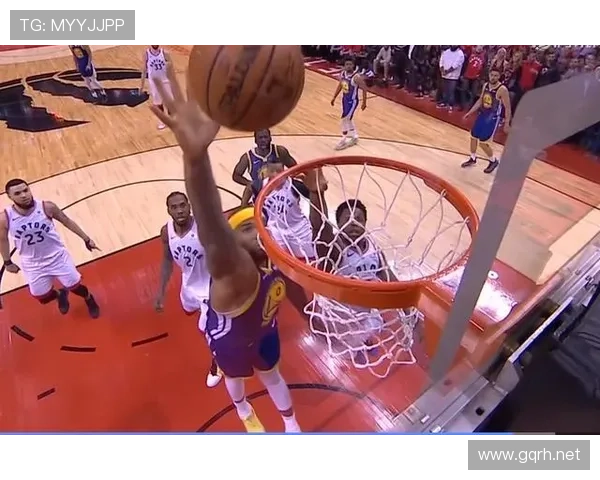 全面解析篮球扣篮干扰规则的定义及裁判判罚标准与细节